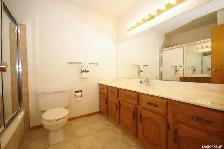 650$/month MAIN FLOOR - LAKEVIEW- Center mall - Photo 5