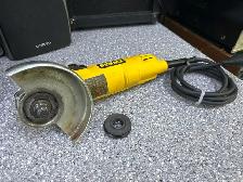 Dewalt DWE4011 4 1/2" Angle Grinder - Photo 2