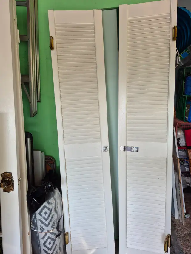 SWINGING DOORS