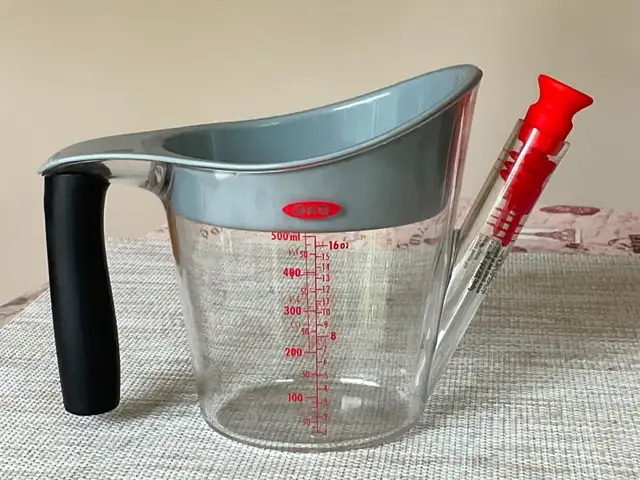 OXO Good Grips 2 Cup Fat Separator. Brand New.