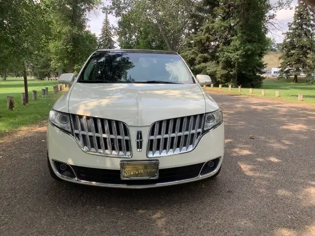FOR SALE. 2012 LINCOLN MKt. 97,240 kms