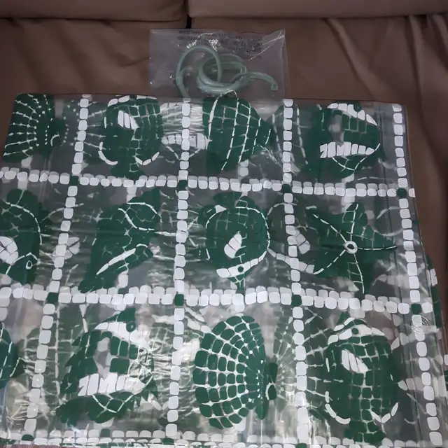 1 RIDEAU DOUCHE NEUF TRANSPARENT 30'LARx70'HAU CROCHETS: $10.00