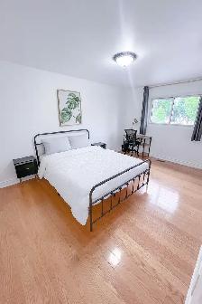 Spacious room for rent (Warden & Finch) - Photo 2