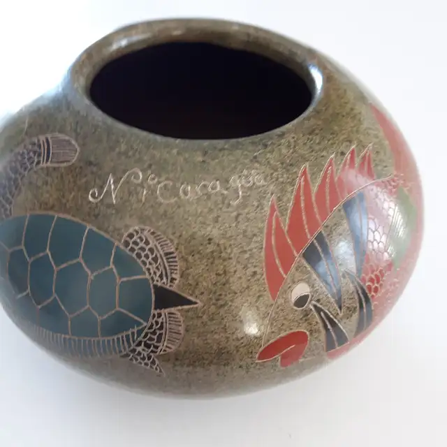 BEAU VASE NEUF CÉRAMIQUE DÉCO DE 17'DE DIAMÈTREx4'DEHAUT: $15.00