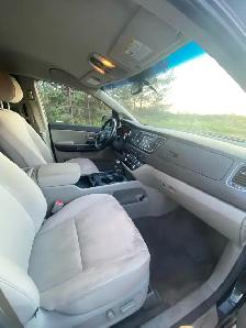 Used Kia Sedona Van - Photo 8