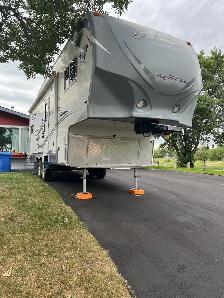 arctic fox 5th wheel for sale - Photo 2