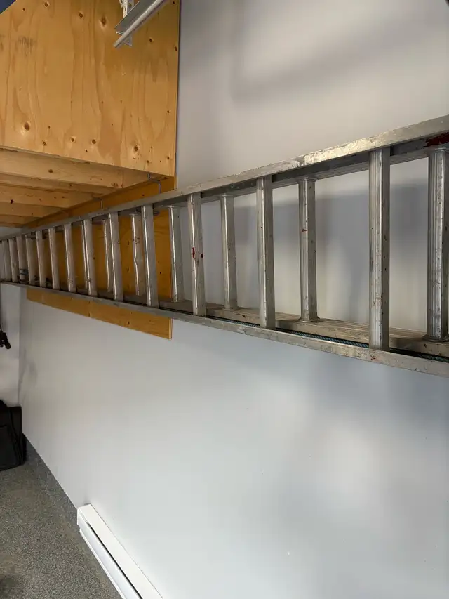 Grande échelle 32' en aluminium.