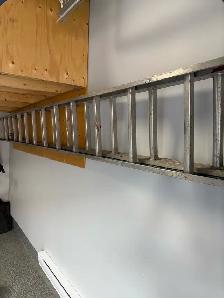 Grande échelle 32' en aluminium.