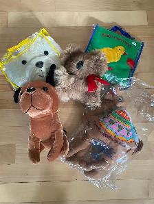 NEUFS - Livres en tissu de coton (3) et toutous / peluches (2)