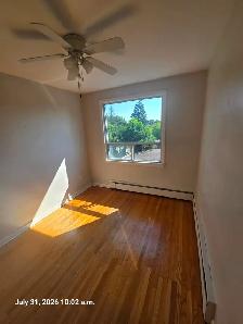 Spacious 2-Bedroom Upper-Level Apartment for Rent - Photo 14