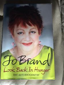 AUTOBIOGRAPHY NEUVE ANGLAISE DE JO BRAND, 311 PAGES: $5.00