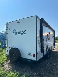 travel Trailer - Photo 3