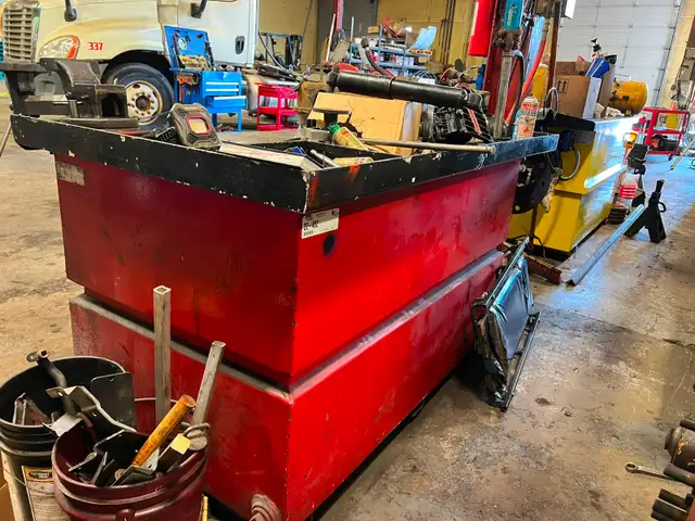 SALE! Heavy-Duty Work Bench with 1100L Oil Tank, Pump & 40' Hose