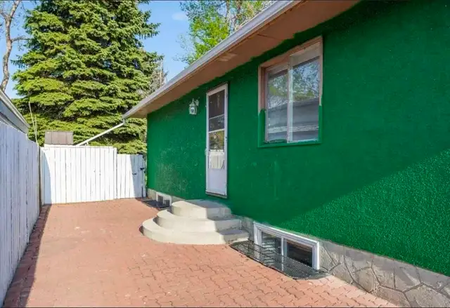 Pet friendly 3-bedroom main floor