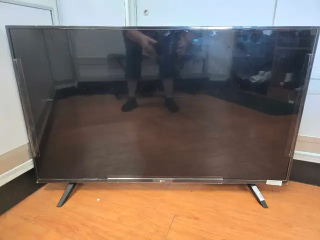 LG 4K TELEVISION  43 INCH WITH CONTROLLER