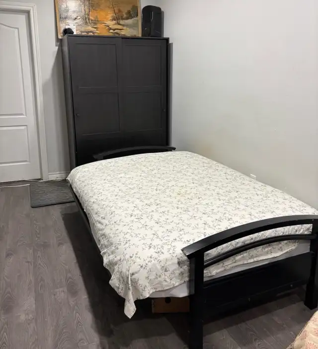 A shared, furnished room for rent in Mississauga