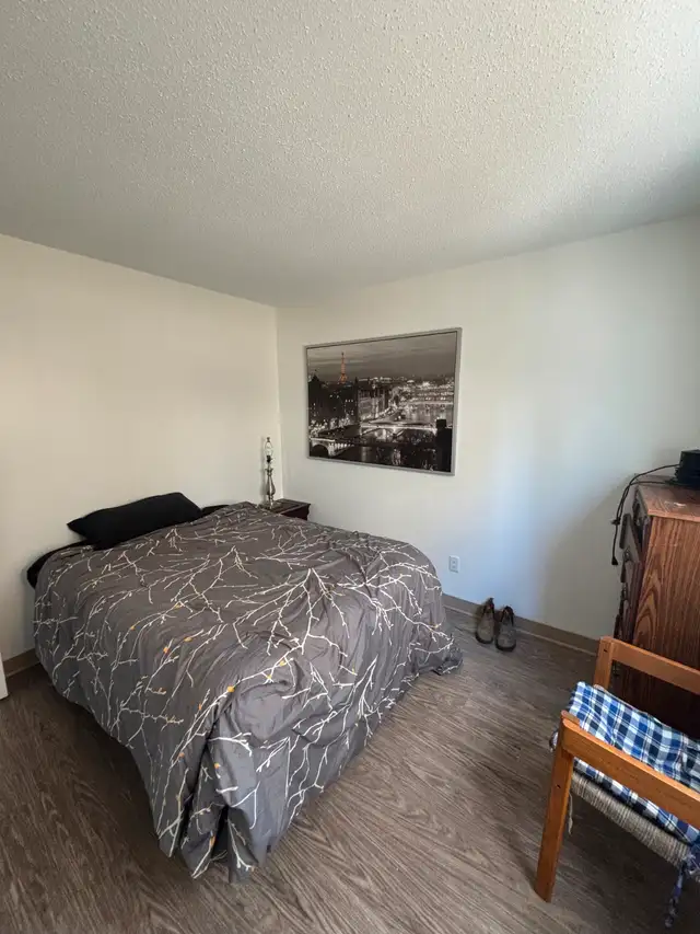ROOM 4 RENT DT-Pay per week up to 3 weeks@ 330 EACH