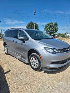 2021 Chrysler Pacifica Wheelchair Accessible Van - Photo 2