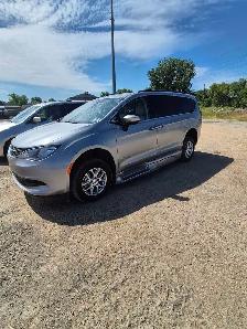 2021 Chrysler Pacifica Wheelchair Accessible Van - Photo 3