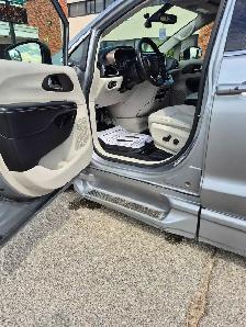 2021 Chrysler Pacifica Wheelchair Accessible Van - Photo 4