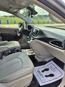 2021 Chrysler Pacifica Wheelchair Accessible Van - Photo 9