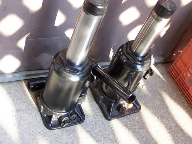 12 TON BOTTLE JACK NEW