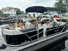 Pontoon Boat on Lake Simcoe – Starting from $199 ☀️