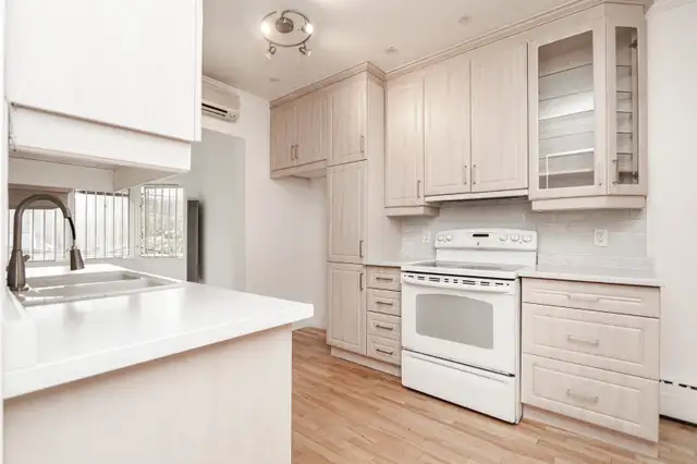 Bright 5 1/2 - 3 Bed, W/D Incl - 1010 Ste-Croix, Montreal