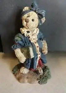 4 FIGURINES EN PORCELAINE, GARCON FILLES: $10.00 CHACUNE