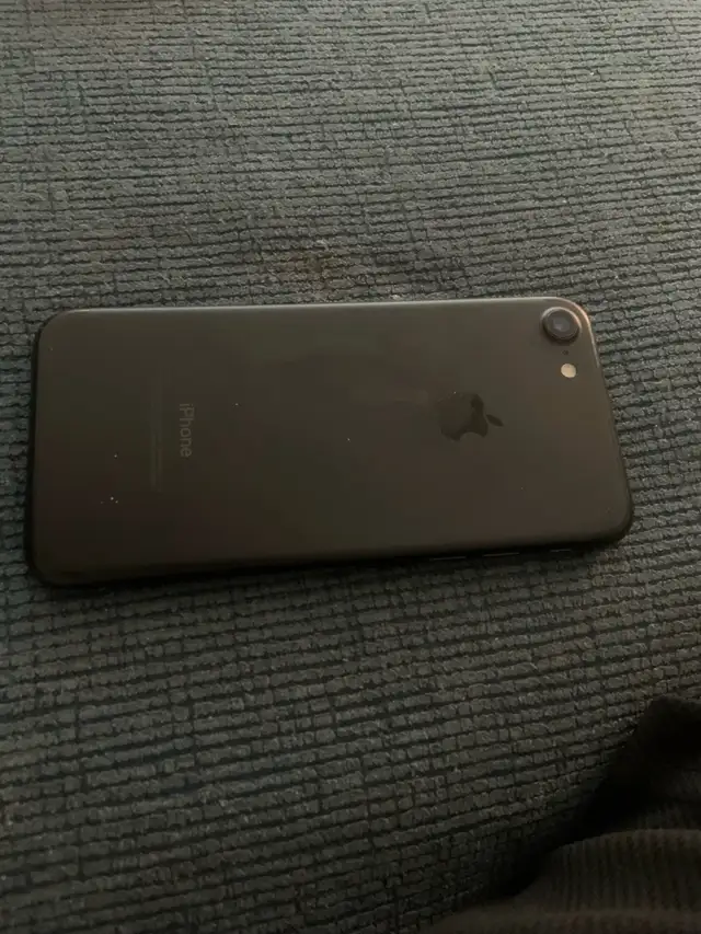 Black Iphone 7 64 gb unlocked like new 10/10