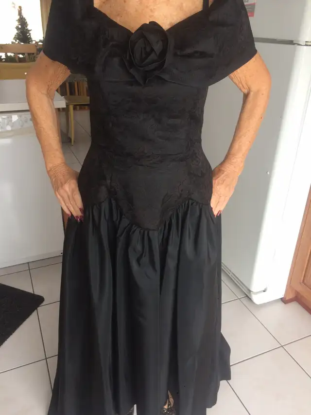 BELLE ROBE NEUVE À TRAINE SATIN NOIR TRÈS CHIC GR 6FEMME: $150.0