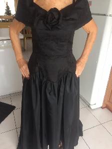 BELLE ROBE NEUVE À TRAINE SATIN NOIR TRÈS CHIC GR 6FEMME: $150.0
