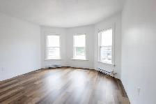 Newly Renovated 2-Bedroom Apartment for Rent – 9 Victoria St., T - Photo 2