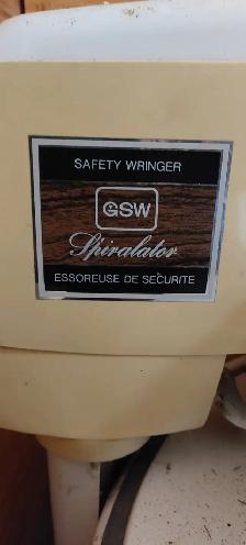 1950's GSW Ringer Washer - Photo 3