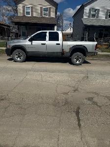 2004 Dodge Ram 1500 SLT QuadCab 4x4 truck - Photo 2