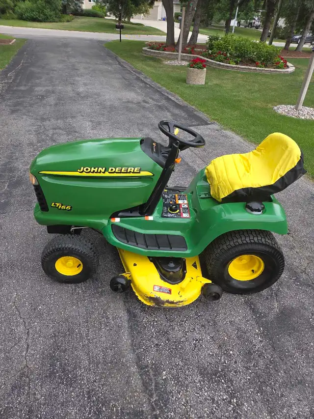 John Deere LT166 Lawn Tractor