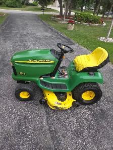 John Deere LT166 Lawn Tractor
