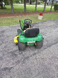John Deere LT166 Lawn Tractor - Photo 2