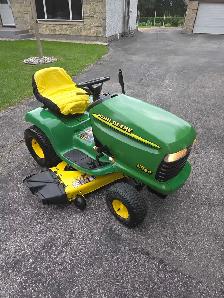 John Deere LT166 Lawn Tractor - Photo 4