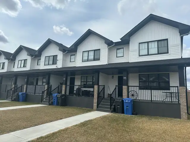 Newly Built Townhome! Rare rental in PENHOLD! 3 bed, 2.5 bath!