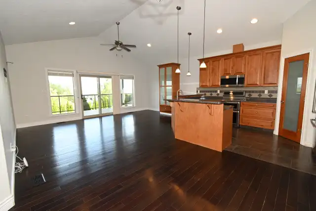 3-Bedroom 2-Bathroom l 7650A Grayshell Rd. l Upper Unit