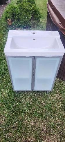 24-in vanity with frosted glass