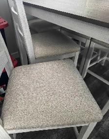 Table & Chairs - Photo 3