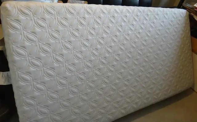 Sealy Mattress - Soft (mint condition)