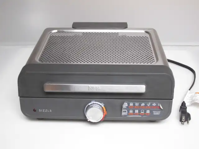 Ninja Sizzle 14’ Griddle electric grill, clean good condition