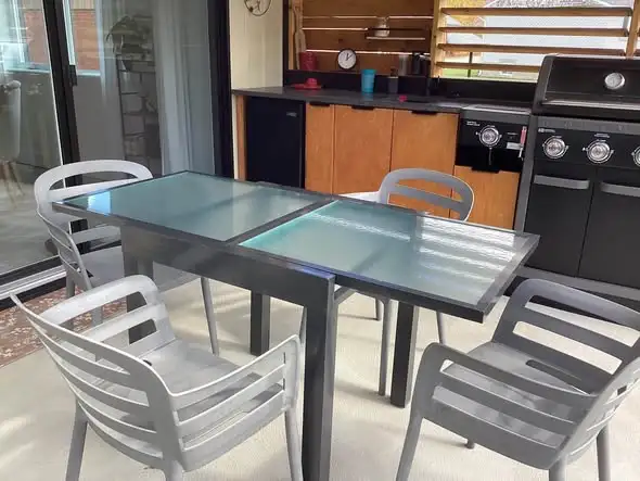 Table extérieure extensible et 4 chaises