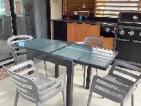 Table extérieure extensible et 4 chaises