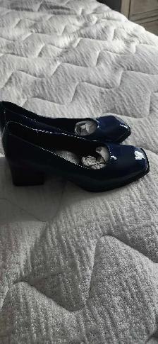 soulier bleu marin à talon haut gr 10( 30$) - Photo 2