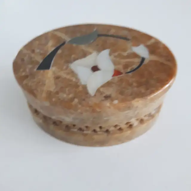 BEAU CONTENANT NEUF EN CÉRAMIQUE POUR BIJOUX 4'x3' HAUT: $10.00