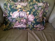 2 COUSSINS NEUFS À FLEURS 24'x19' POUR SOFA OU LIT: $10.00CHACUN - Photo 2